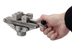 TH11-5_scissor_grip_01